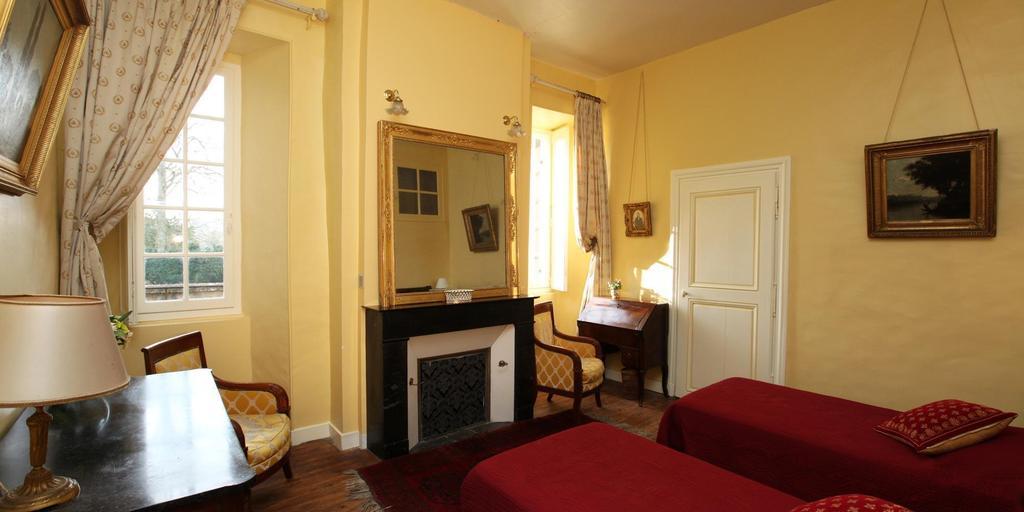 Chateau De Cheronne Bed & Breakfast Tuffe Room photo
